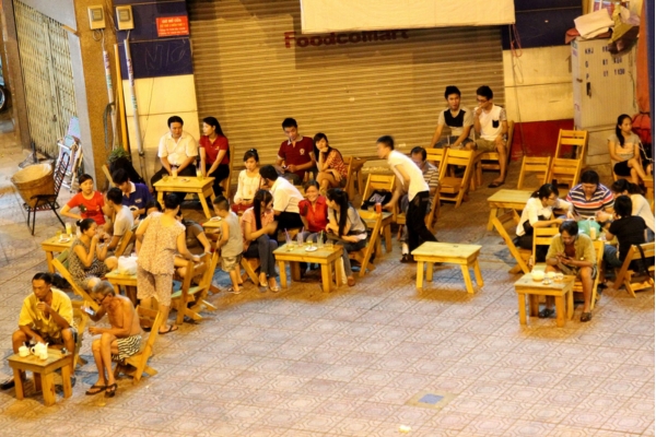 Cà phê vỉa hè là gì? Các loại hình phổ biến hiện nay