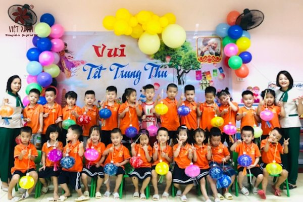 Tổ chức hoạt động trang trí và gắn kết tập thể