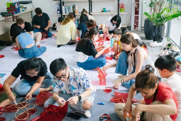 Kết hợp hoạt động trải nghiệm Trung thu trong văn phòng