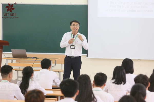 Đào tạo và lựa chọn đội ngũ giảng viên phù hợp