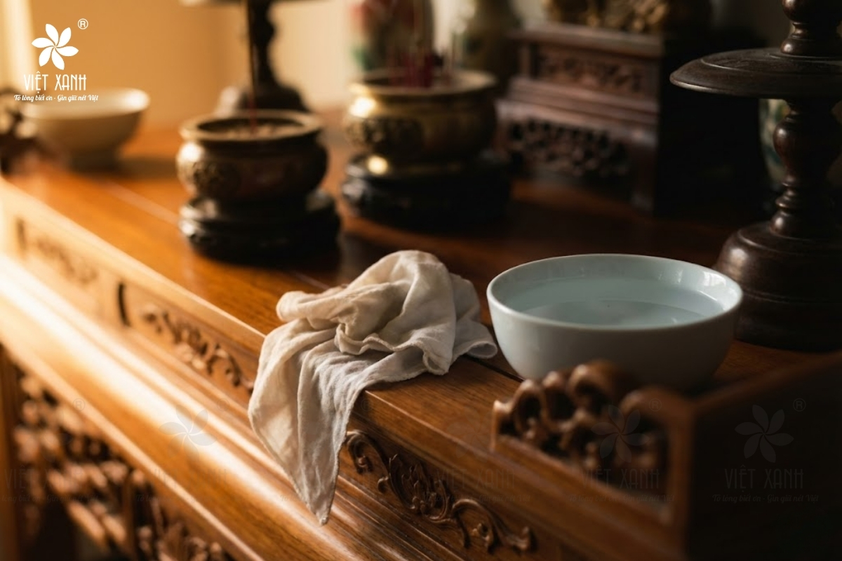 Vì sao kiêng kỵ không dùng nước lã lau bàn thờ?
