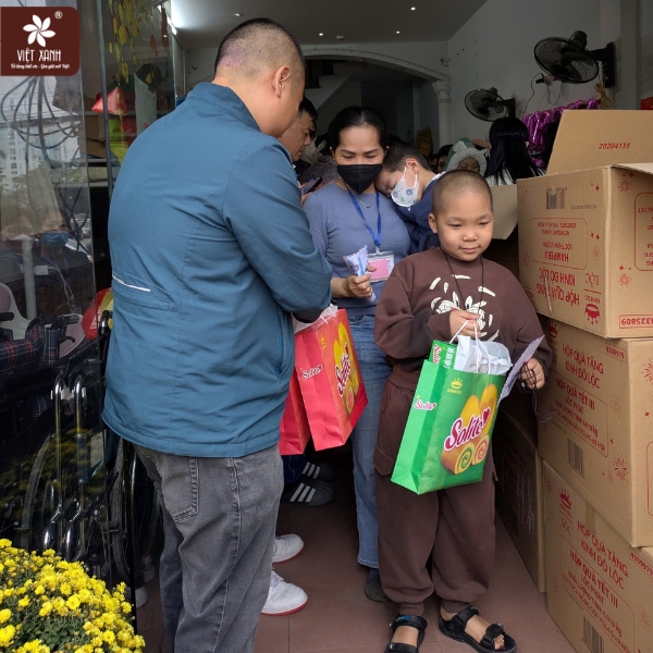 Hành trình nhân ái tại Viện K Tân Triều: Trao gởi hy vọng cho 100 bệnh nhi