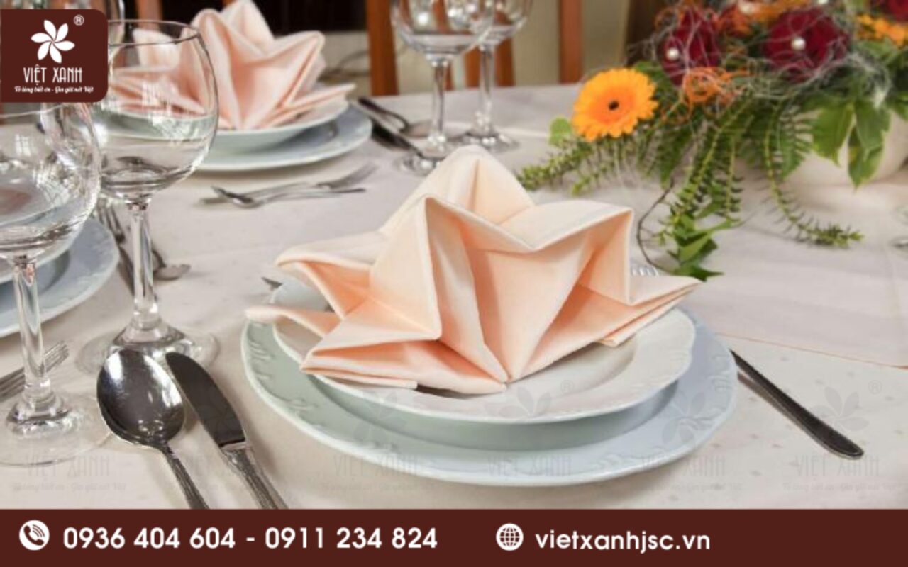 cách xếp khăn ăn trong nhà hàng