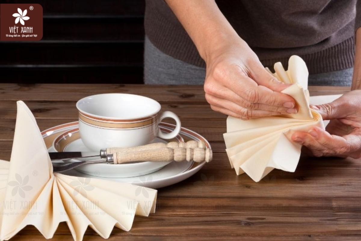 Cách xếp khăn ăn hình chiếc quạt cổ điển