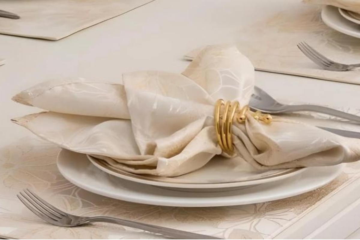 Cách xếp khăn ăn hình túi đựng dao nĩa