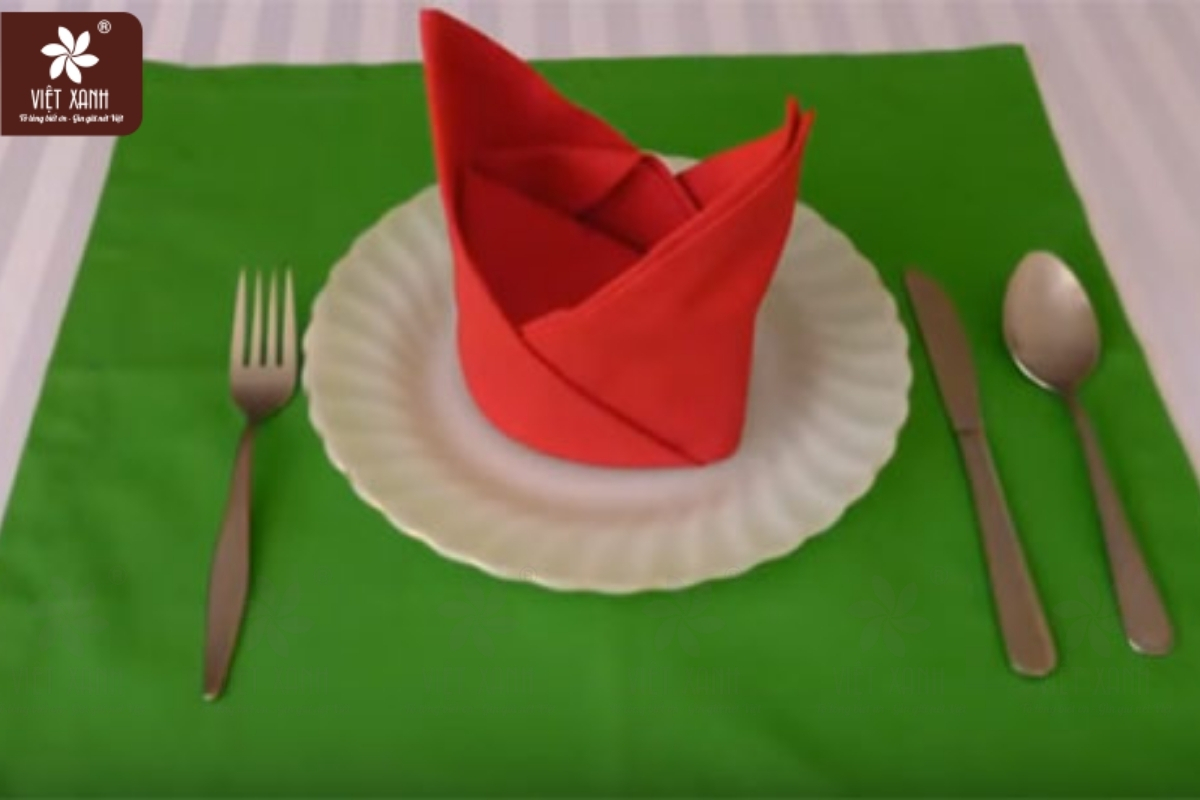 Cách xếp khăn ăn hình vương miện quyền lực