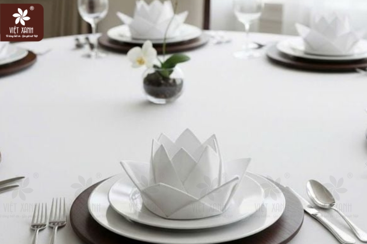 Cách xếp khăn giấy lót chén hình hoa sen thanh tao