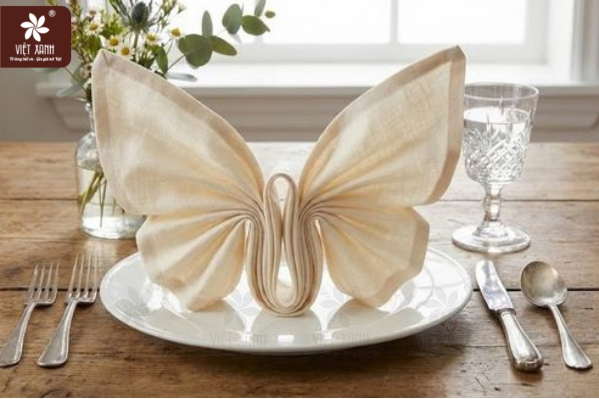 Cách xếp khăn giấy lót chén hình nơ bướm