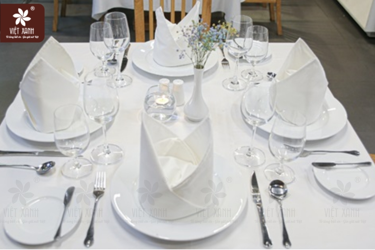 Cách xếp khăn giấy lót chén hình túi chéo