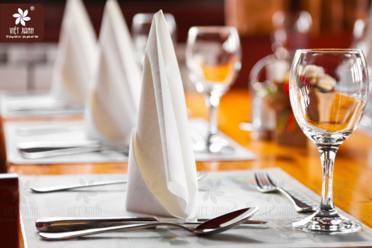 Hướng dẫn chi tiết cách trải khăn bàn trong nhà hàng chuẩn chuyên gia
