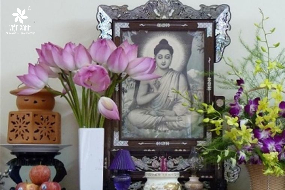 Lưu ý khi cắm hoa sen đặt lên bàn thờ dùng trong ngày tết