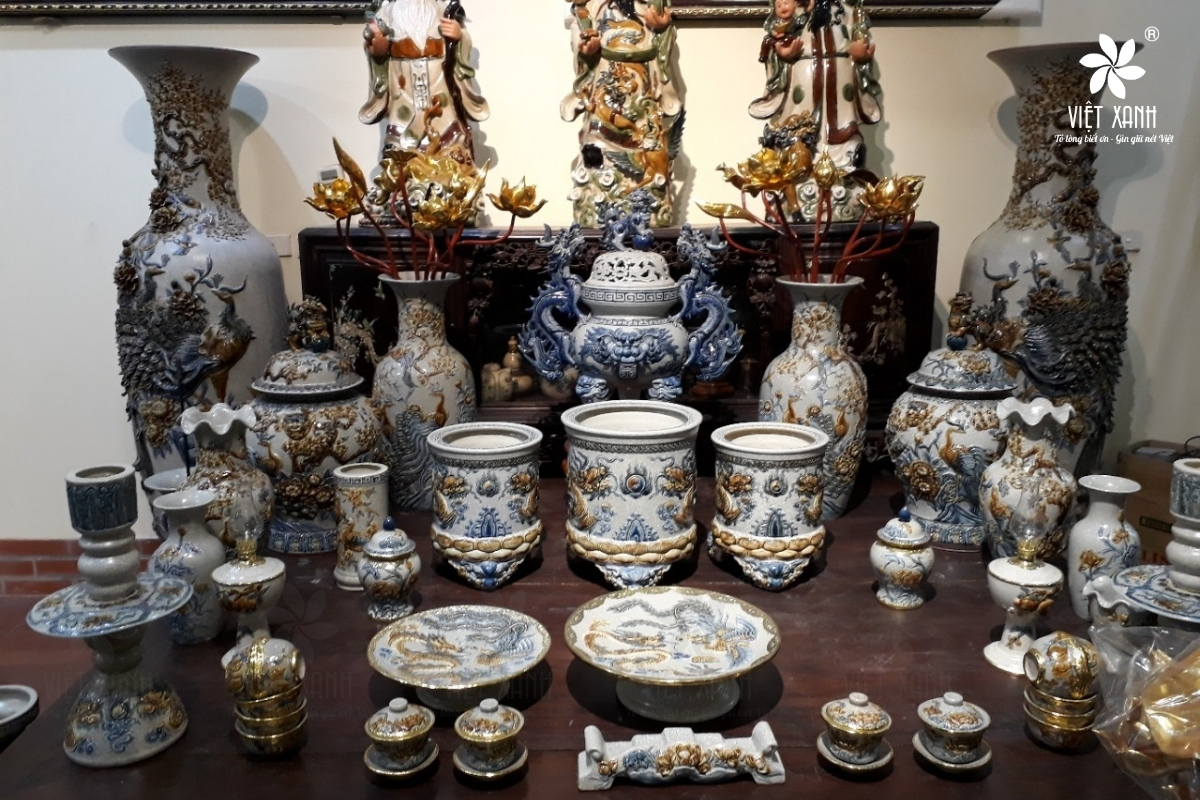 Trên Bàn Thờ Gia Tiên Có Thể Bày Những Bộ Đồ Thờ Gì?