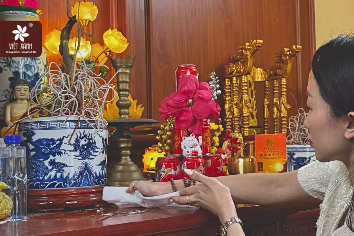lau dọn ban thờ sạch sẽ