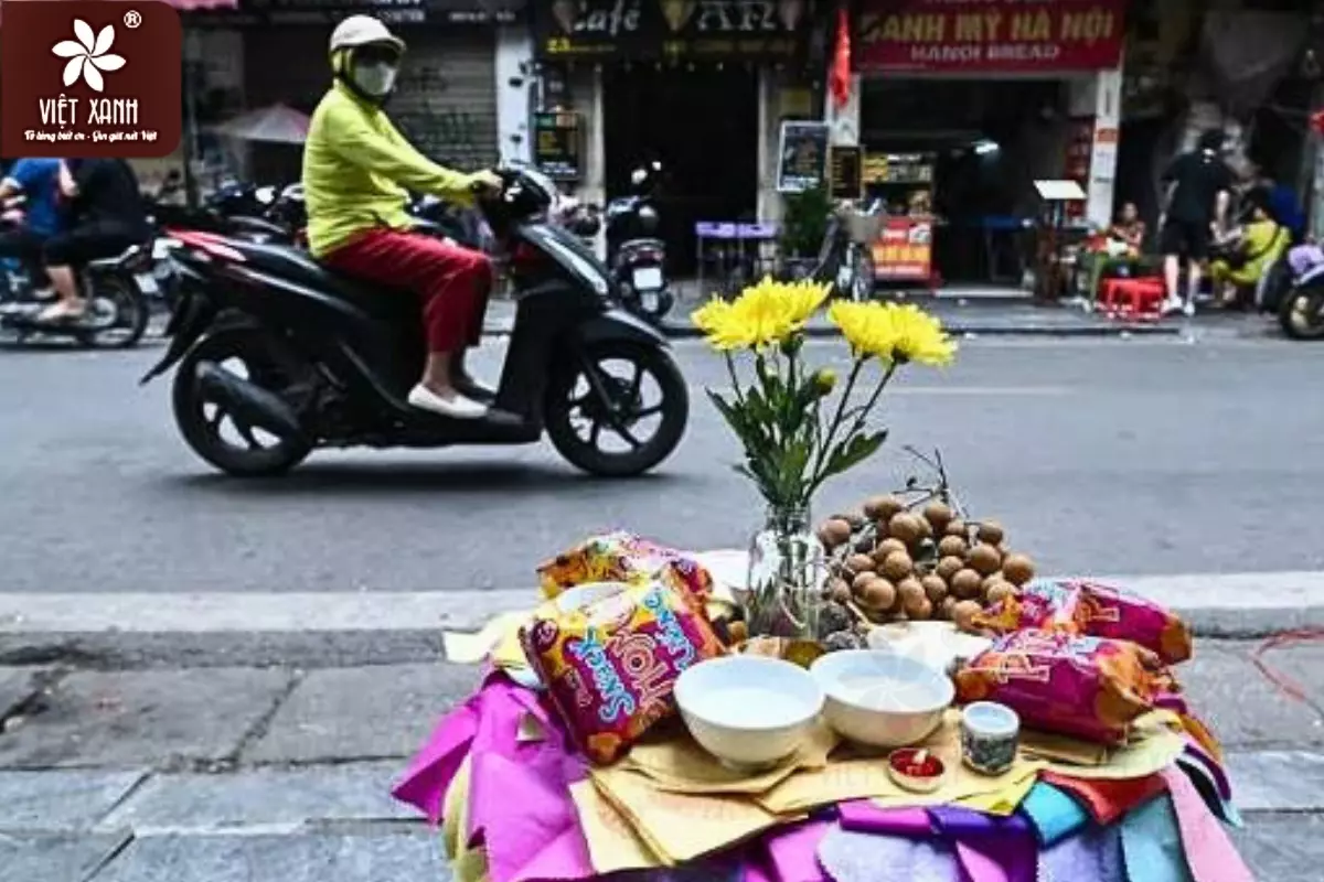 cúng chúng sinh thường thực hiện ngoài nhà