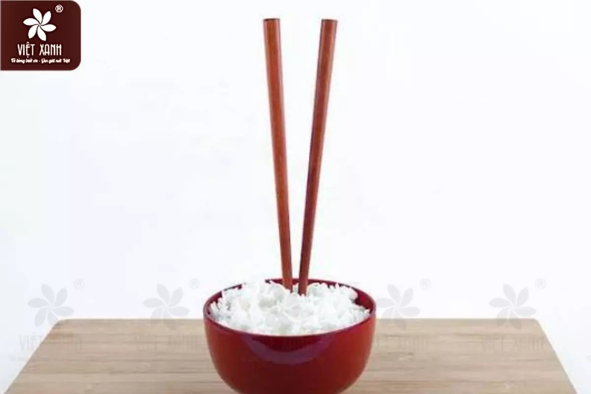 không cắm đũa thẳng đứng trong bát cơm