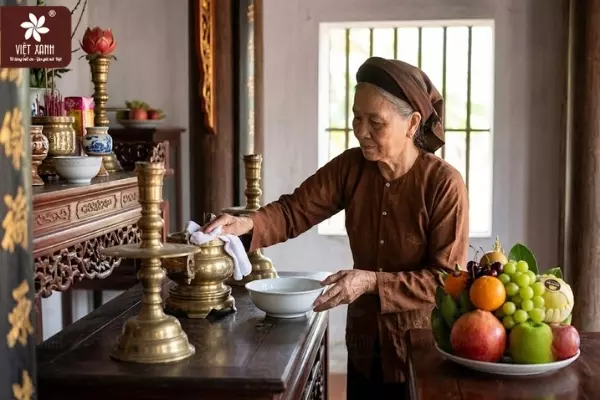 Thanh tẩy không gian thờ tự trước khi dâng mâm ngũ quả cúng rằm tháng 7