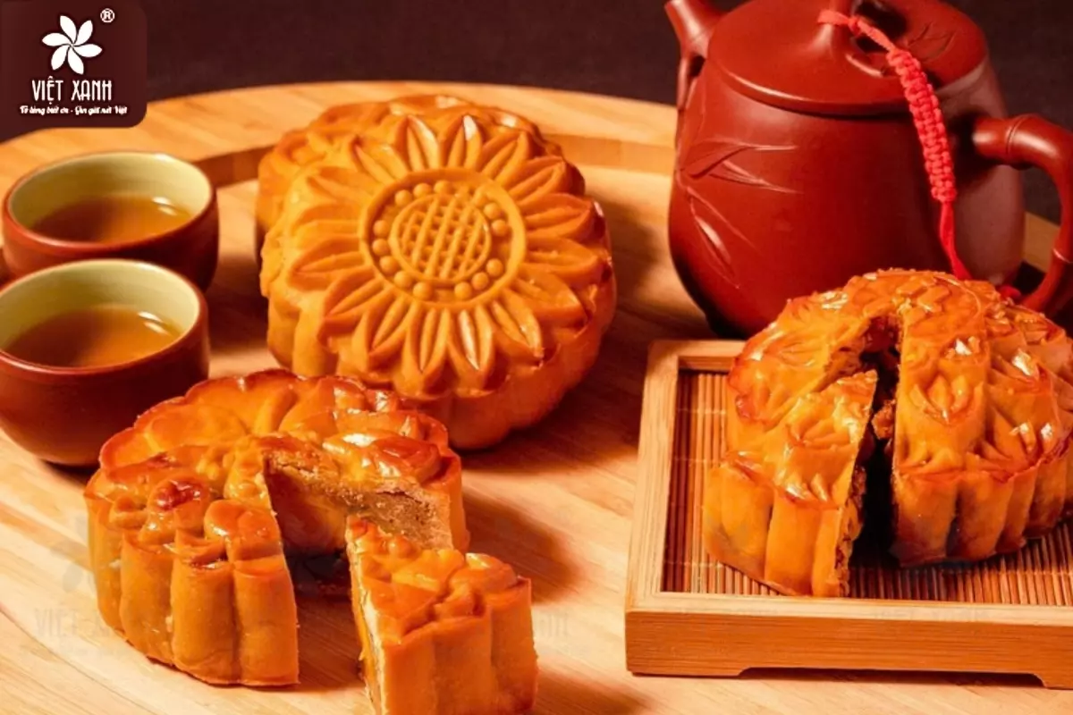 Ăn bánh Trung thu và uống trà